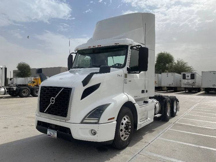2020 Volvo VNR 640 in Phoenix, AZ — photo 3