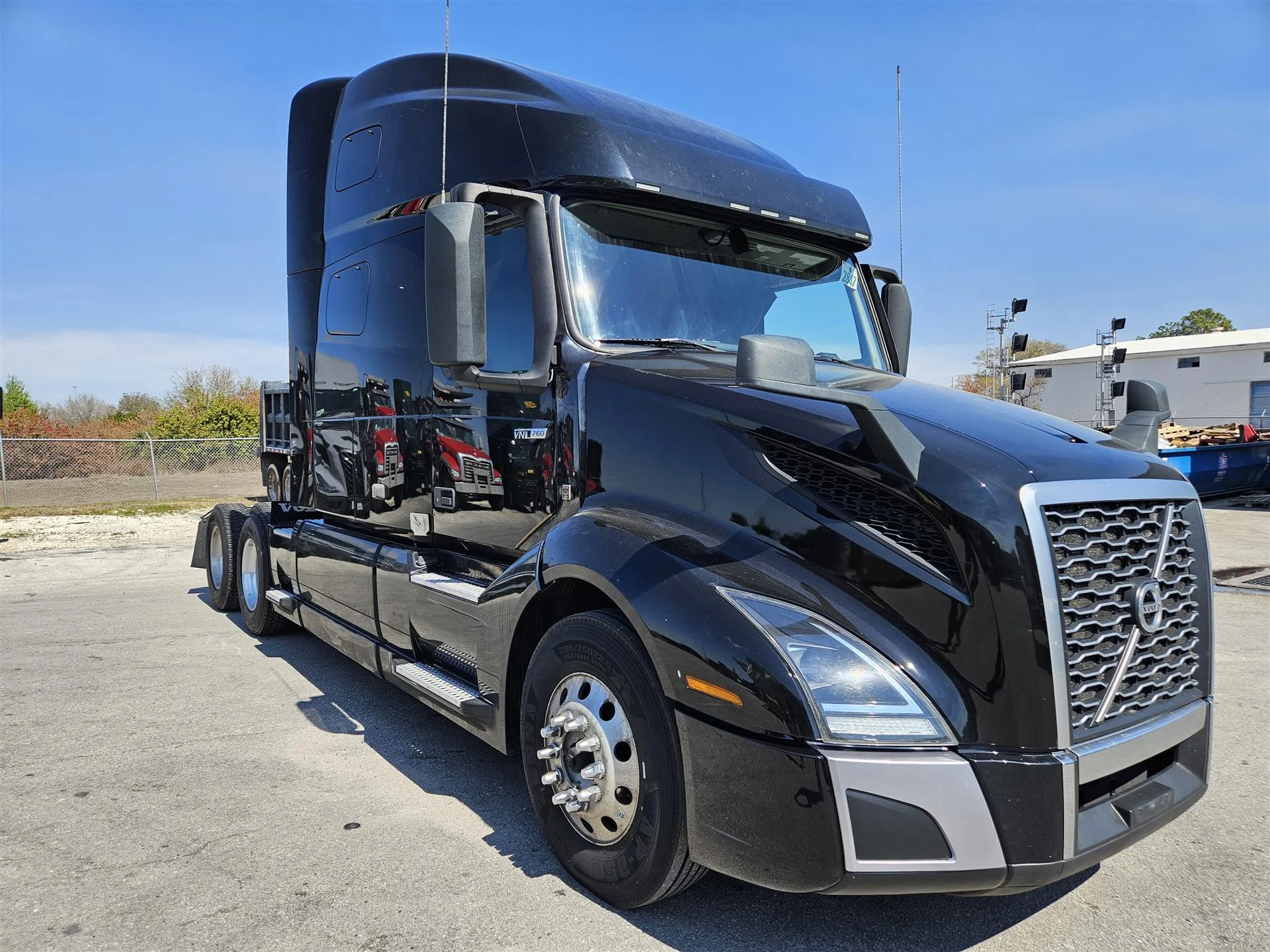 2022 Volvo VNL 760 - image 7