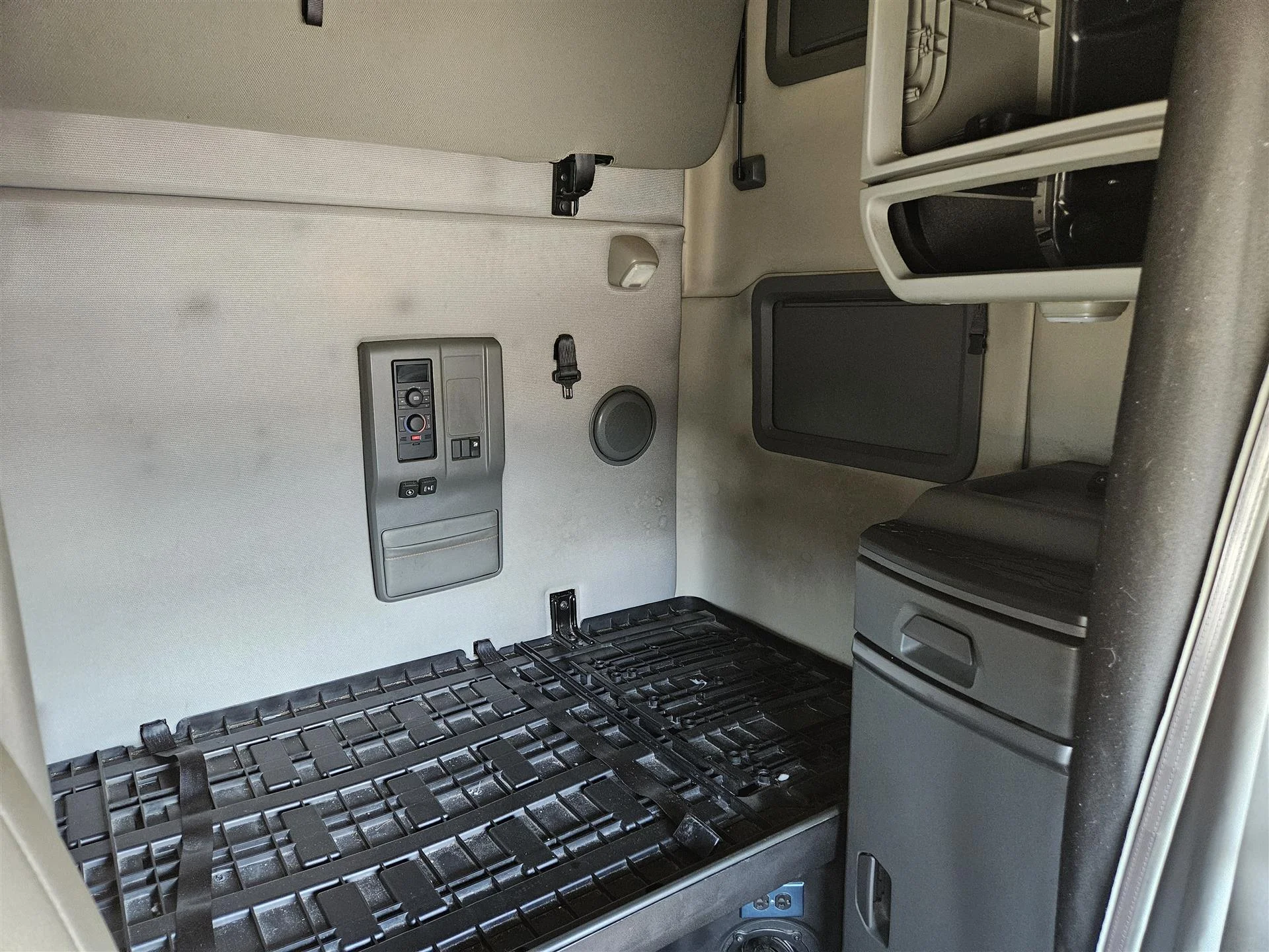 2022 Volvo VNL 760 - image 11