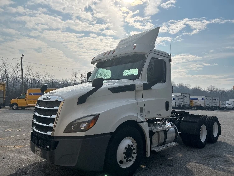 2020 Freightliner Cascadia in Anderson, SC — photo 3
