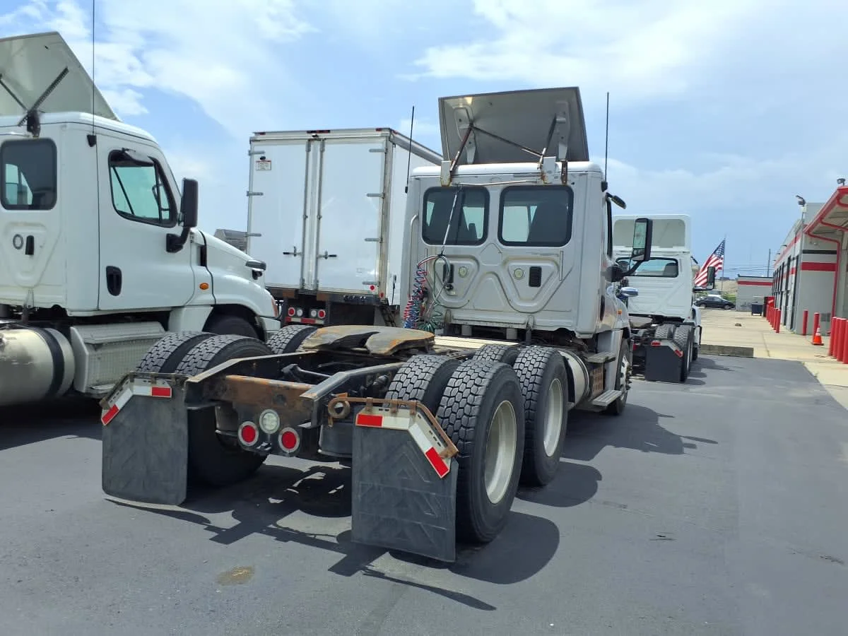 2017 Freightliner Cascadia in Taylor, MI — photo 6