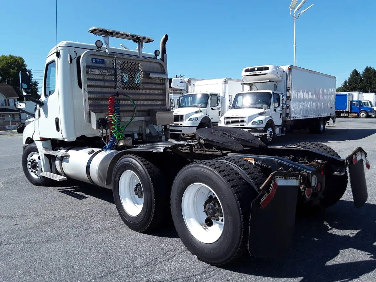 2019 Freightliner Cascadia in Allentown, PA — photo 6