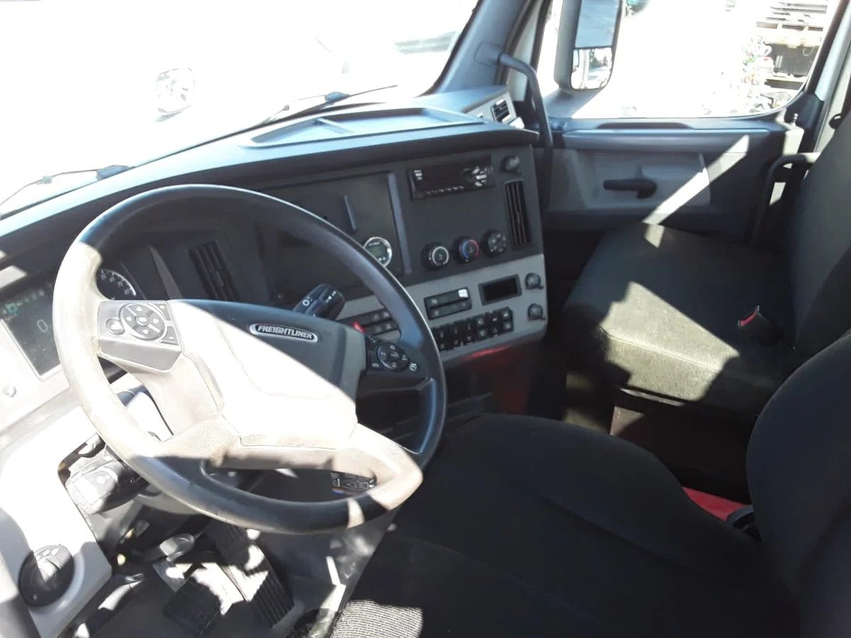 2019 Freightliner Cascadia in Allentown, PA — photo 9