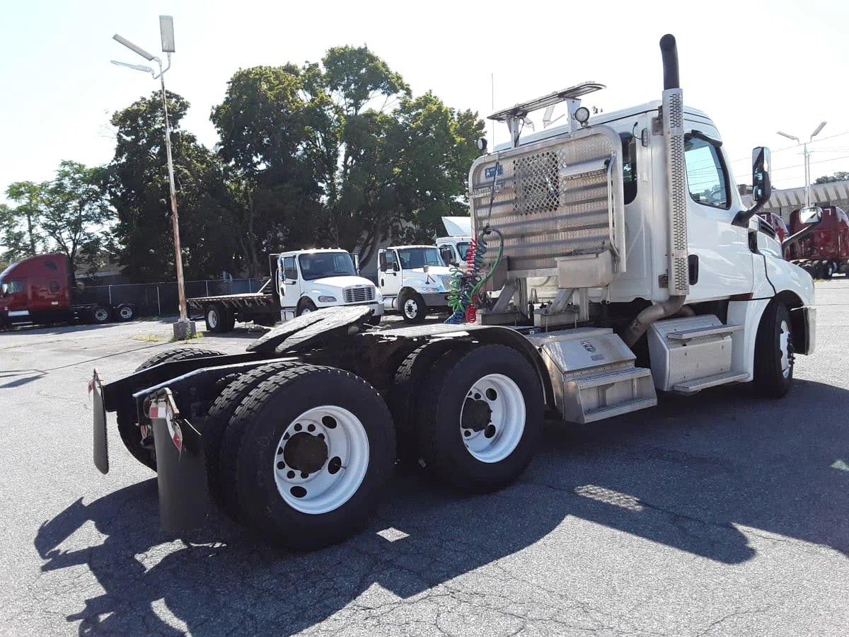2019 Freightliner Cascadia in Allentown, PA — photo 4