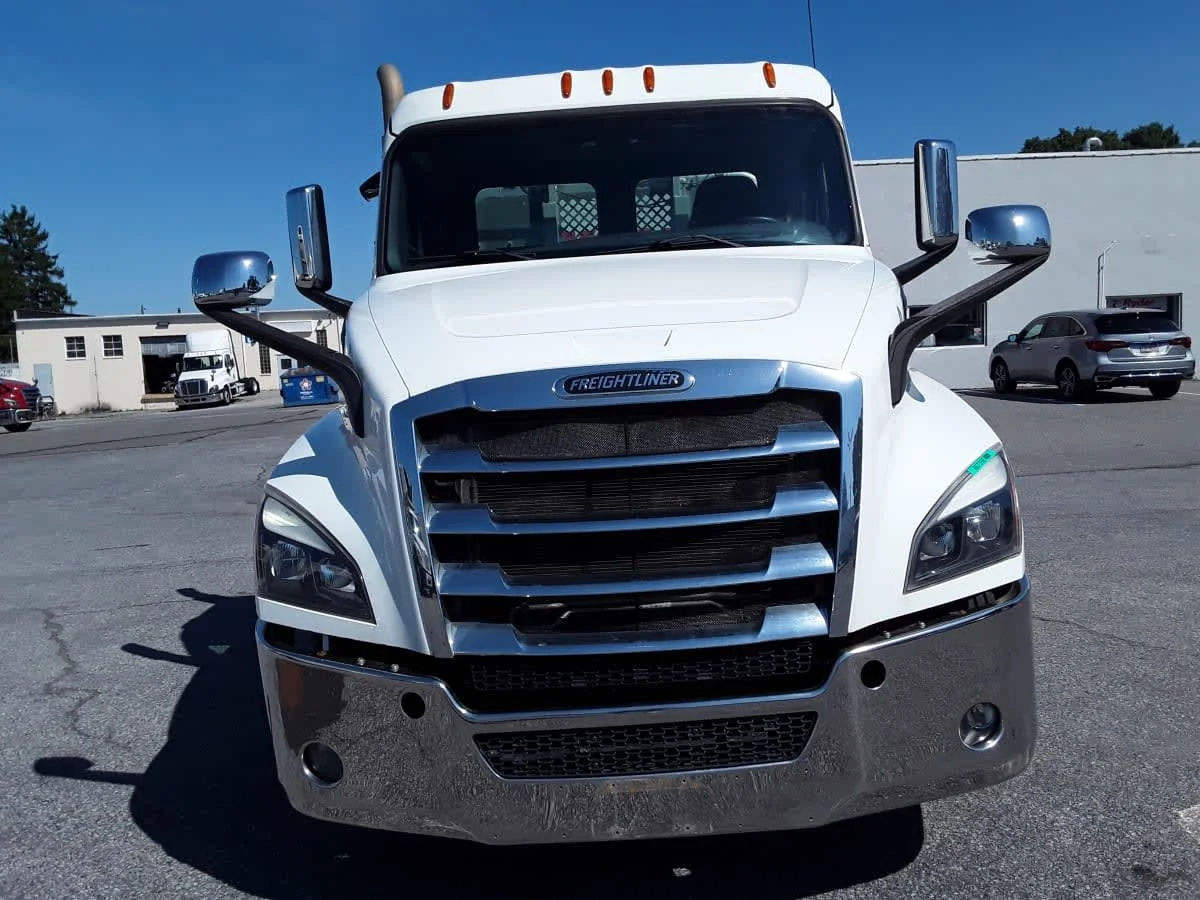 2019 Freightliner Cascadia in Allentown, PA — photo 2