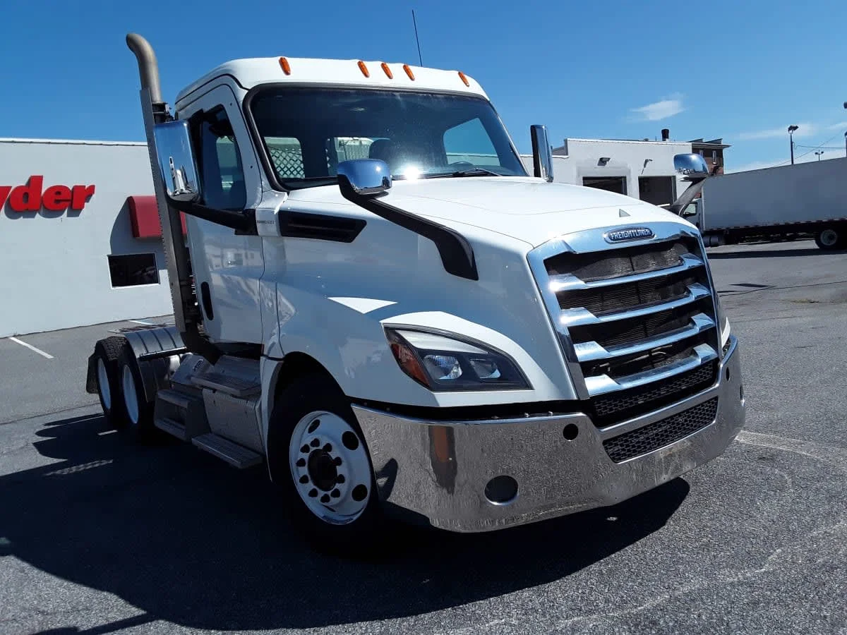 2019 Freightliner Cascadia in Allentown, PA — photo 3