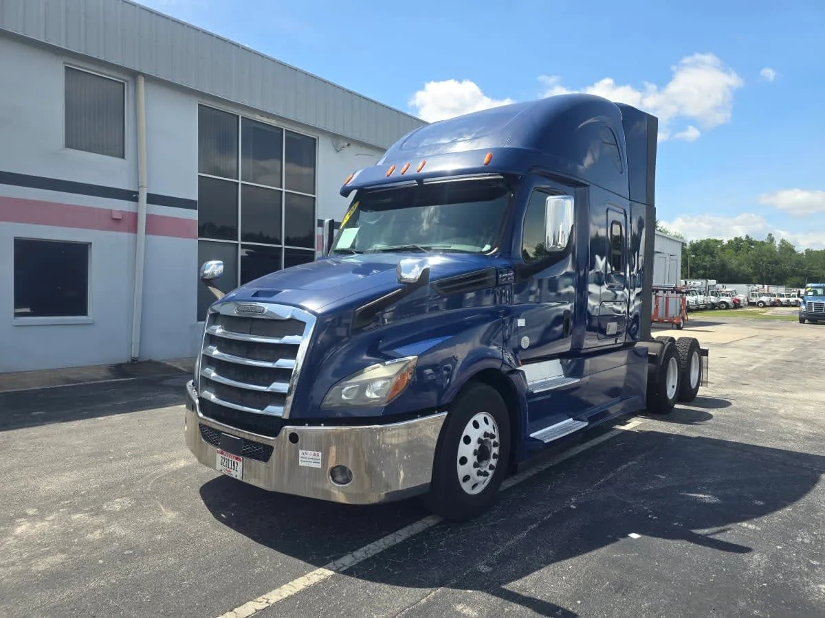 2020 Freightliner Cascadia in Tampa, FL — photo 3