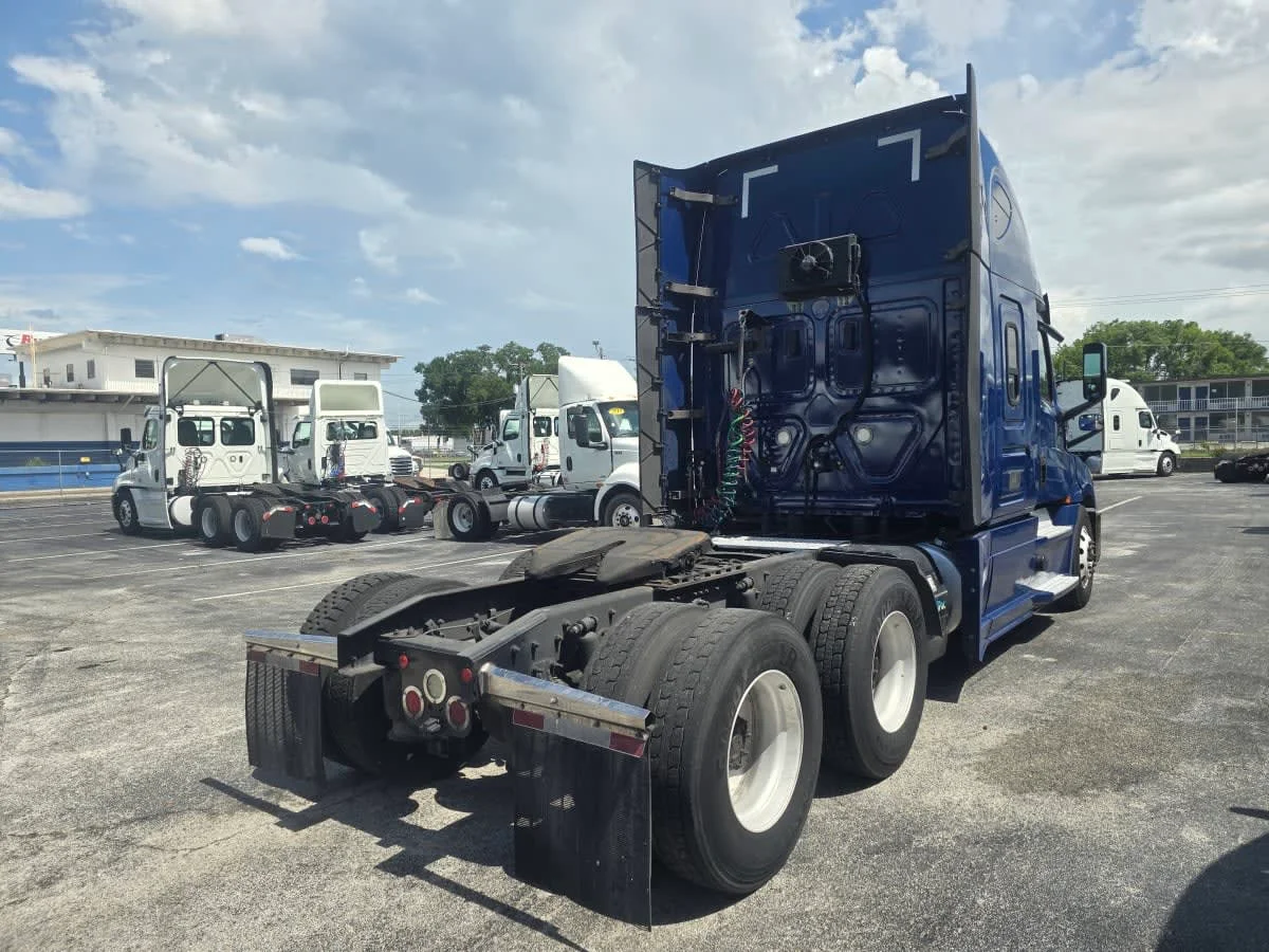 2020 Freightliner Cascadia in Tampa, FL — photo 6