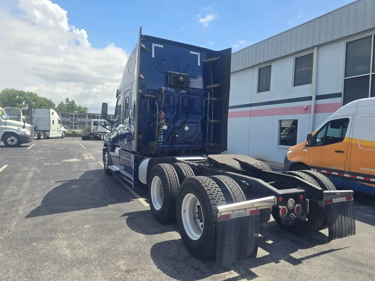 2020 Freightliner Cascadia in Tampa, FL — photo 4