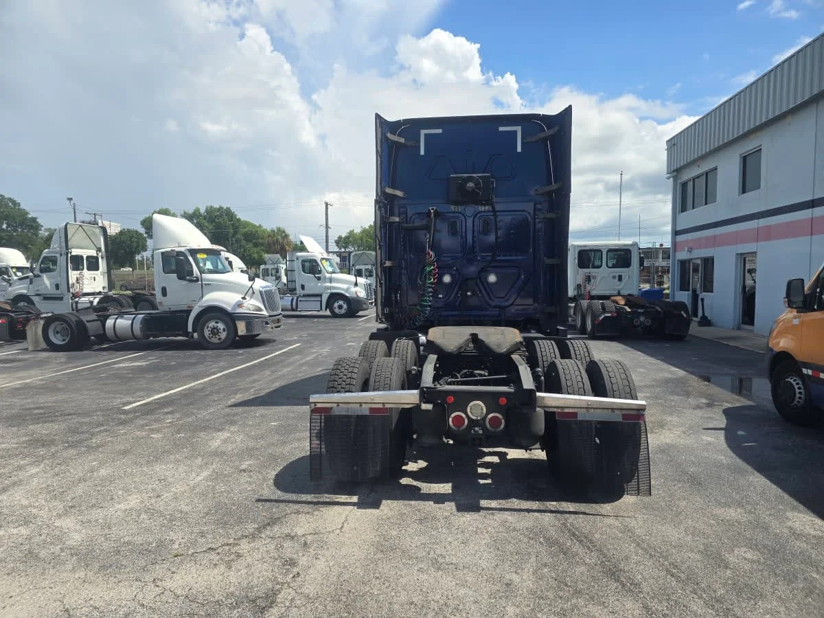 2020 Freightliner Cascadia in Tampa, FL — photo 5