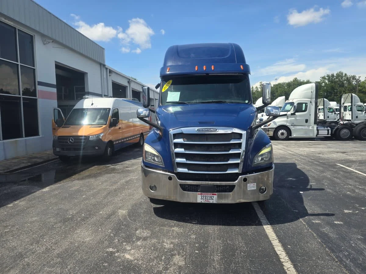 2020 Freightliner Cascadia in Tampa, FL — photo 2