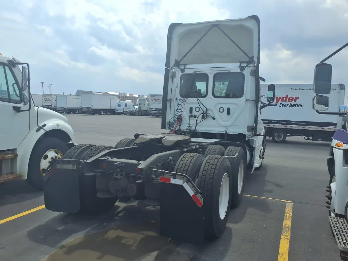 2021 Freightliner Cascadia in Taylor, MI — photo 4