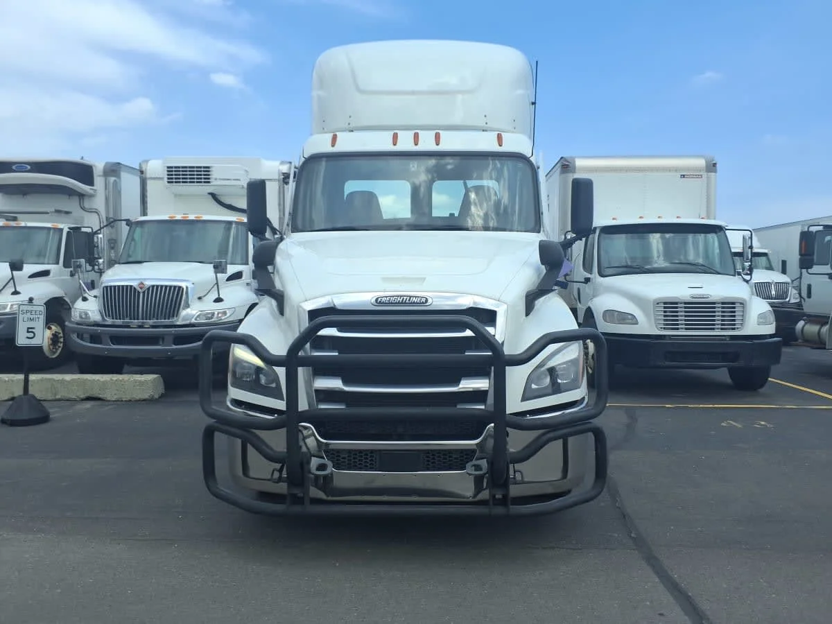 2021 Freightliner Cascadia in Taylor, MI — photo 2