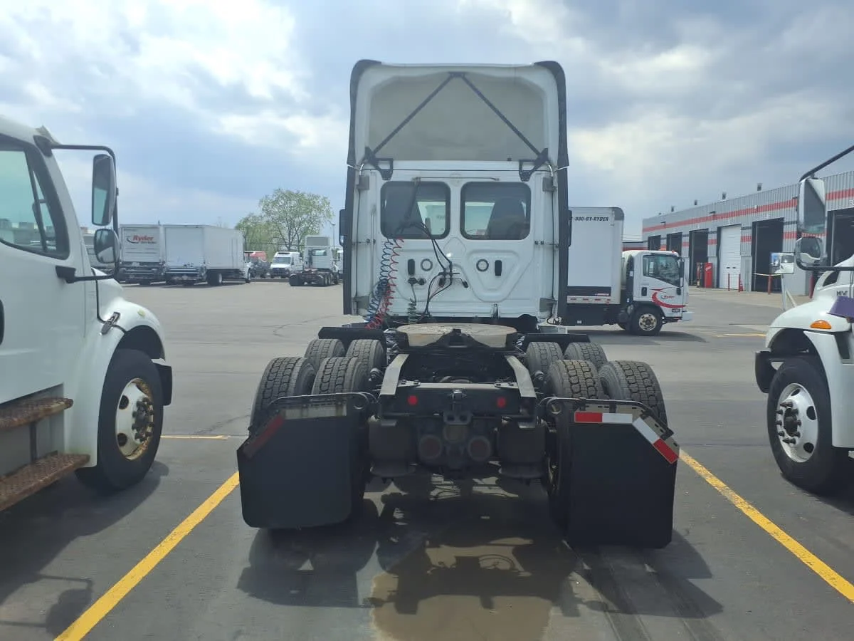 2021 Freightliner Cascadia in Taylor, MI — photo 5