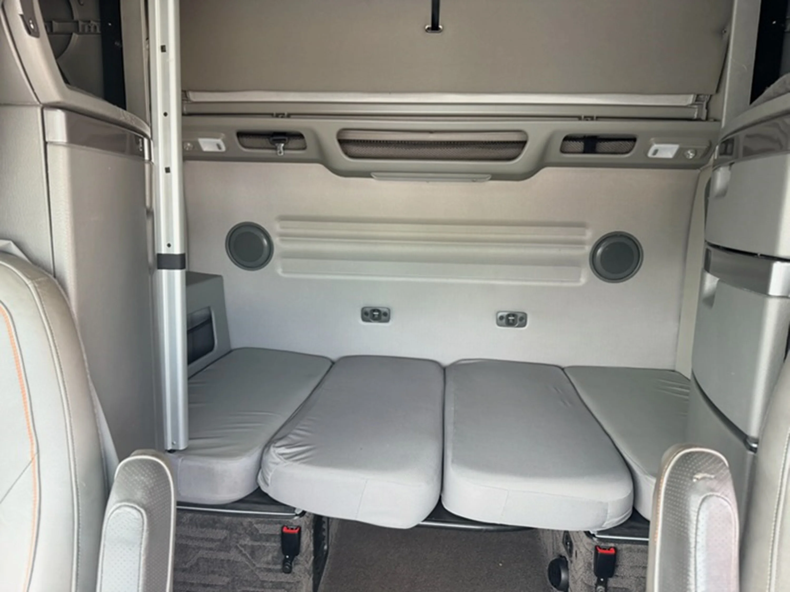 2024 Volvo VNL 860 - image 9