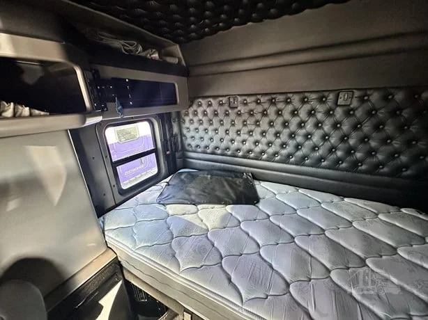 2023 Kenworth W900 - image 7