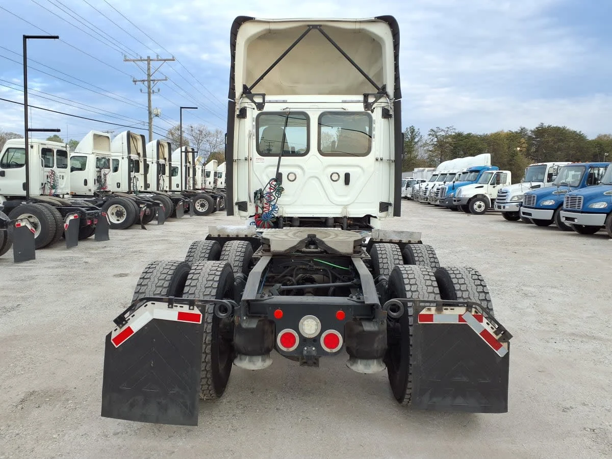 2020 Freightliner Cascadia - image 5