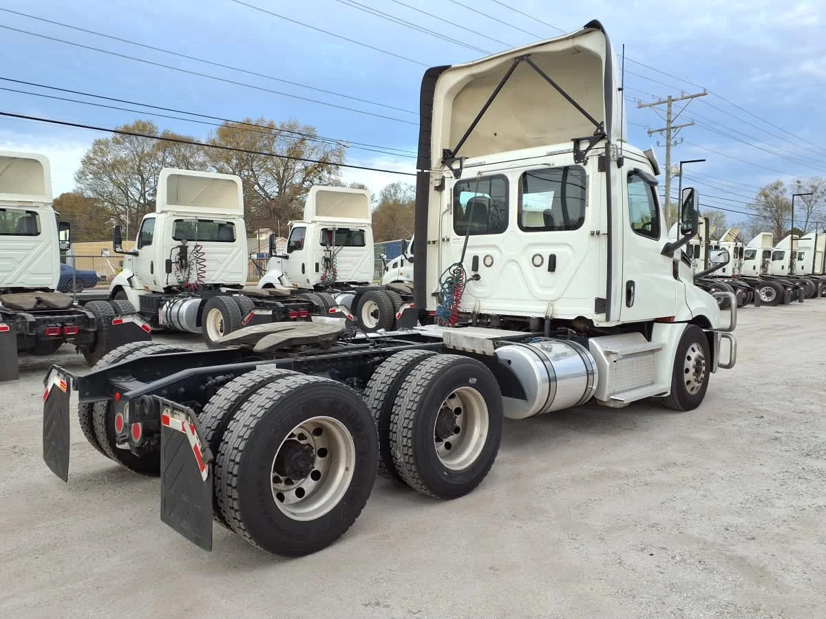 2020 Freightliner Cascadia in Greenville, SC — photo 4