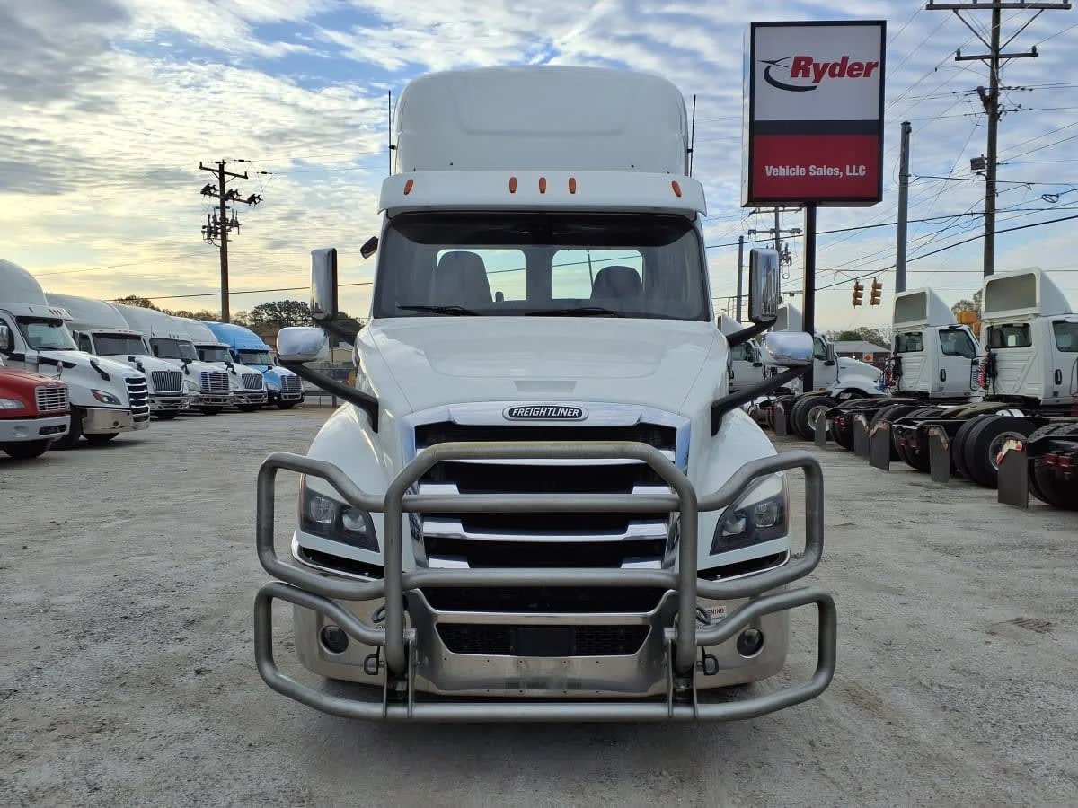 2020 Freightliner Cascadia in Greenville, SC — photo 2