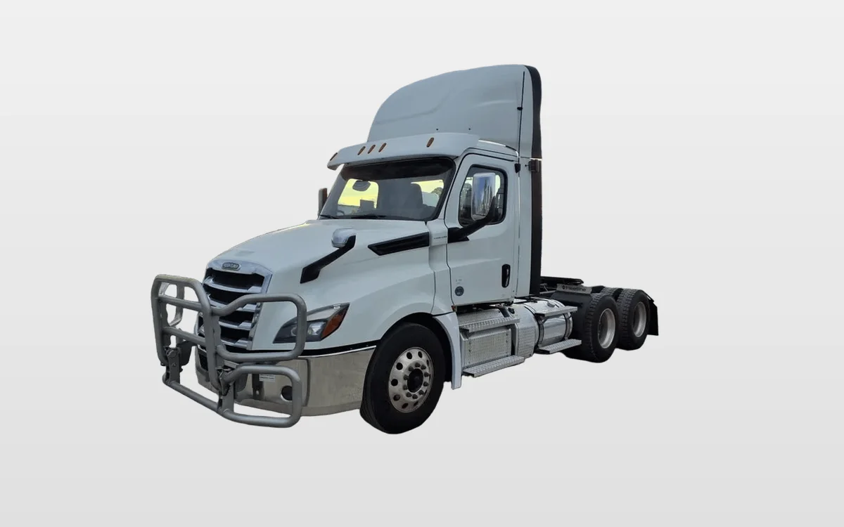 2020 Freightliner Cascadia - image 1