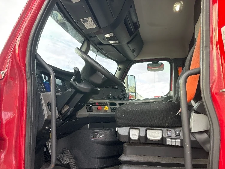 2019 Freightliner Cascadia in Cranbury, NJ — photo 9