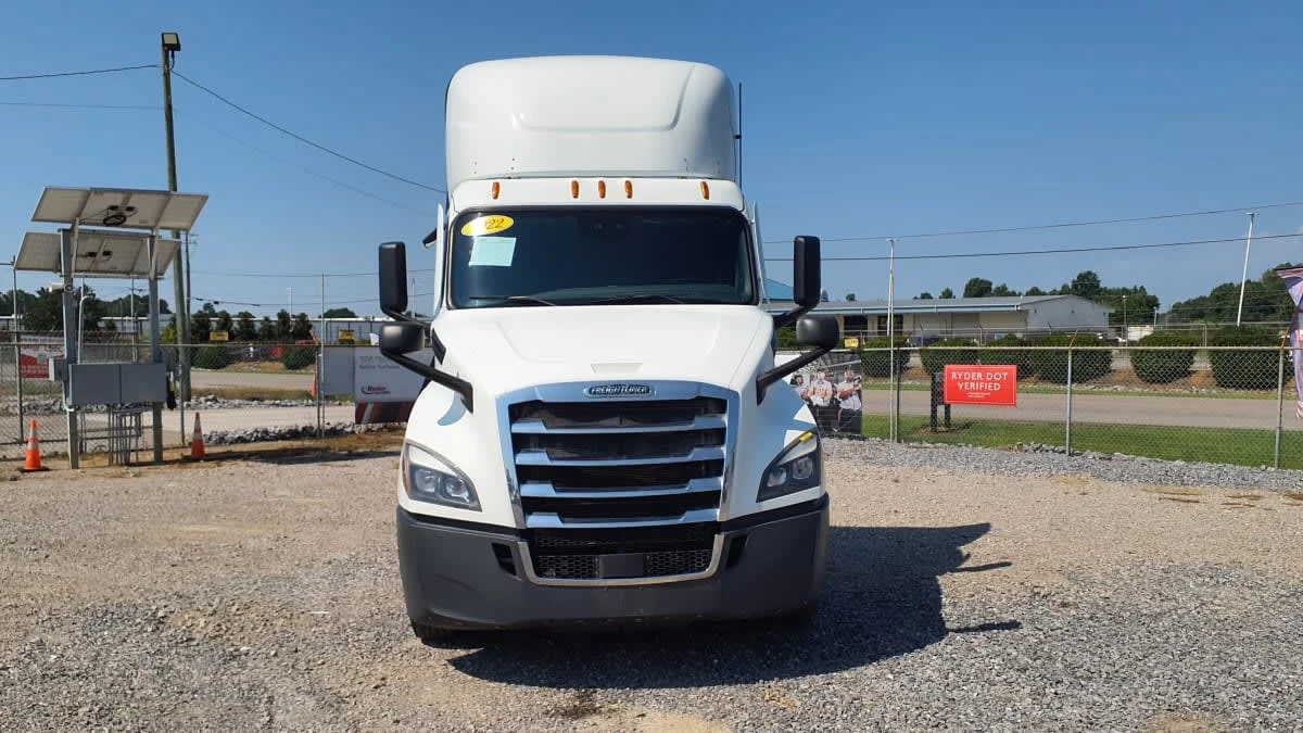 2022 Freightliner Cascadia in Birmingham, AL — photo 2