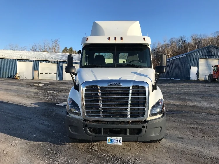 2018 Freightliner Cascadia - image 2