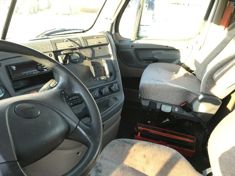 2018 Freightliner Cascadia - image 10