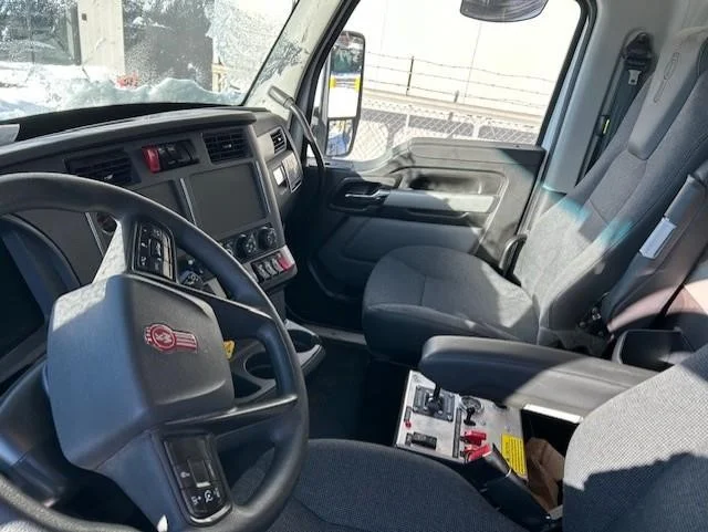 2025 Kenworth T880 - image 4