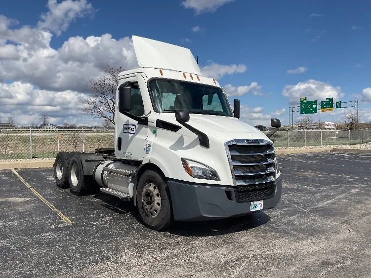 2020 Freightliner Cascadia - image 3