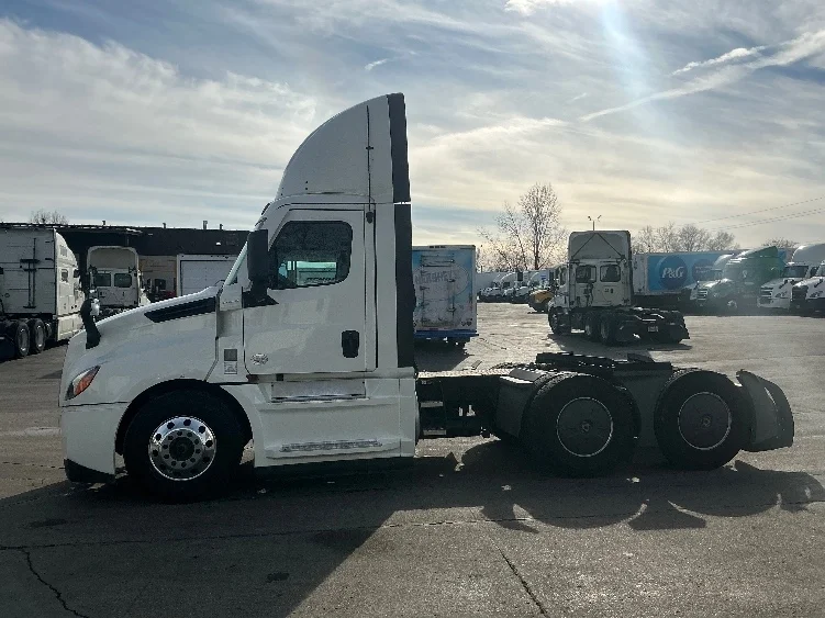 2022 Freightliner Cascadia - image 4
