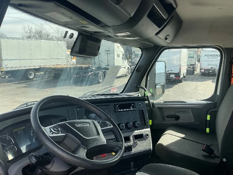 2022 Freightliner Cascadia - image 10