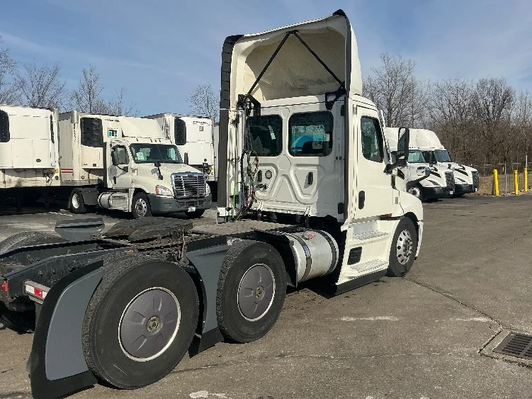 2022 Freightliner Cascadia - image 7
