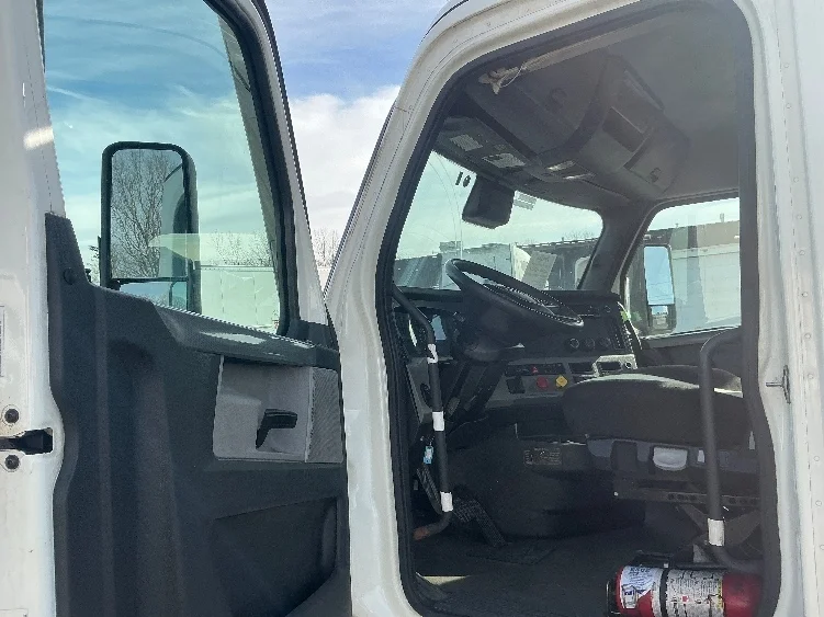 2022 Freightliner Cascadia - image 9