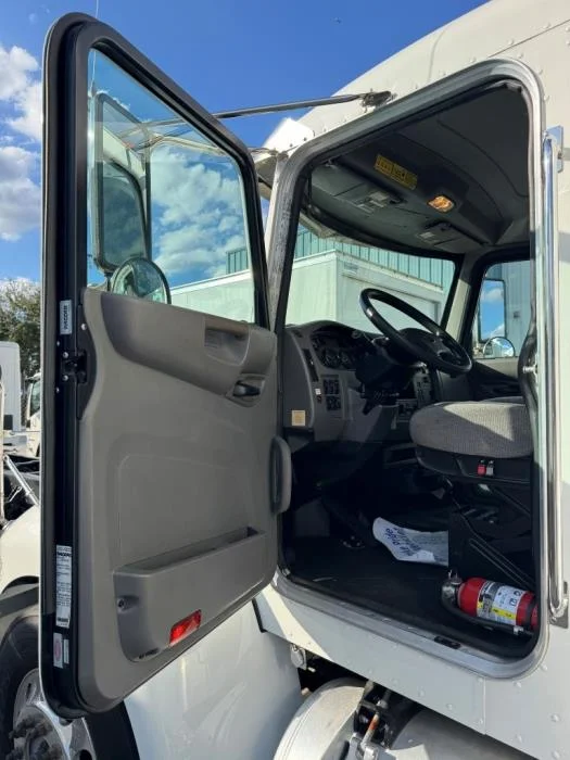 2020 Peterbilt 337 - image 23