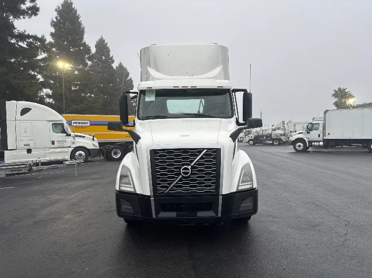 2019 Volvo VNL 300 - image 2