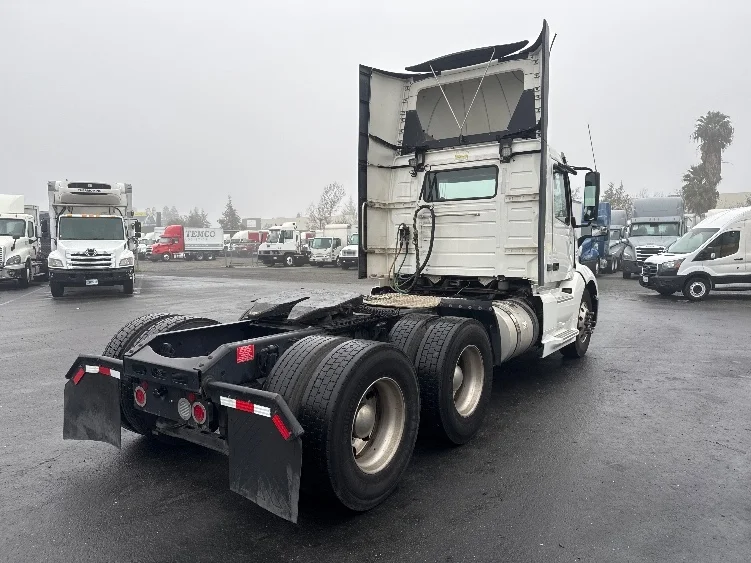 2019 Volvo VNL 300 - image 7