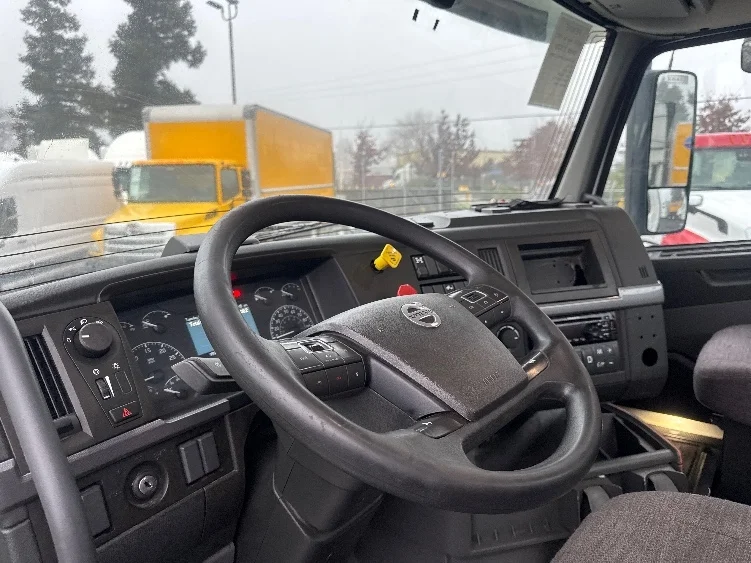 2019 Volvo VNL 300 - image 10