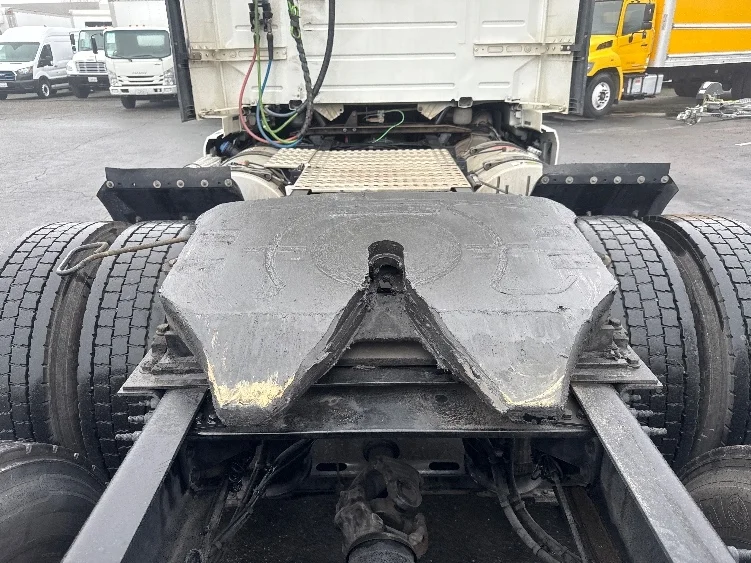 2019 Volvo VNL 300 - image 6