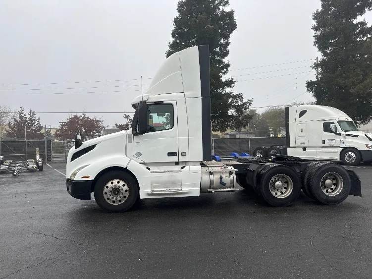 2019 Volvo VNL 300 - image 4