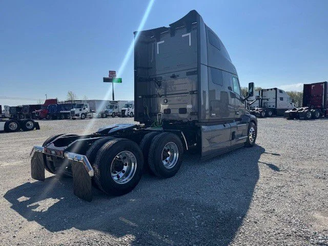 2027 Mack Pinnacle in London, OH — photo 3