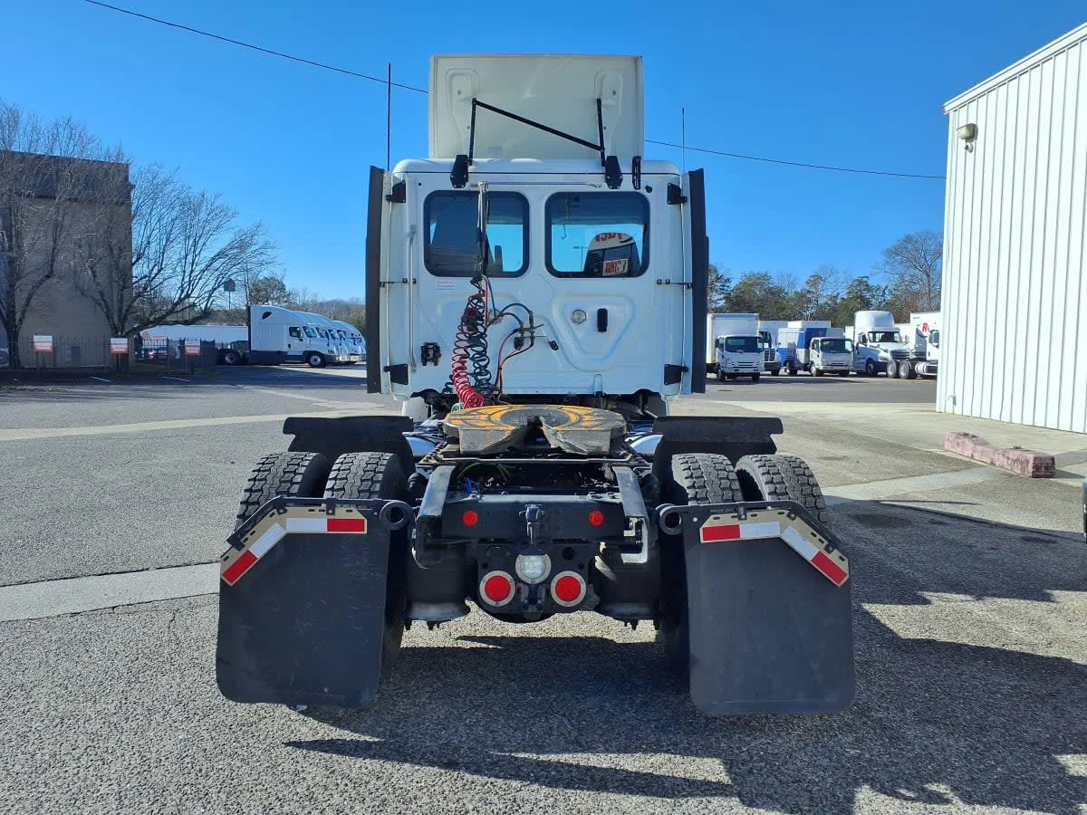 2020 Freightliner Cascadia in Knoxville, TN — photo 5