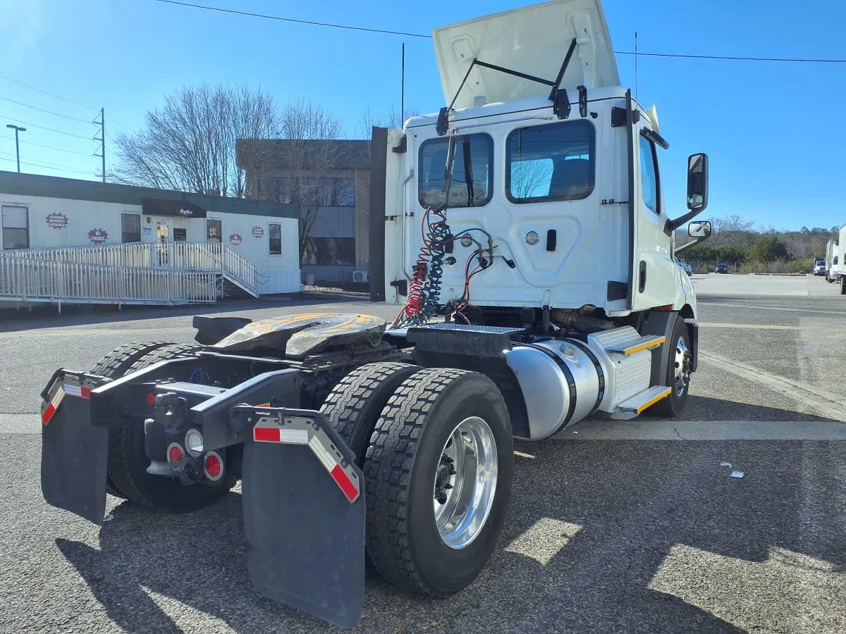 2020 Freightliner Cascadia in Knoxville, TN — photo 4