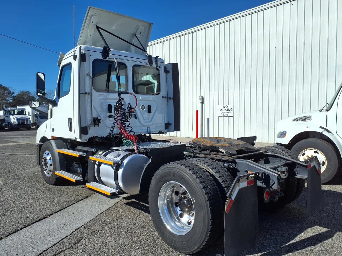 2020 Freightliner Cascadia in Knoxville, TN — photo 6