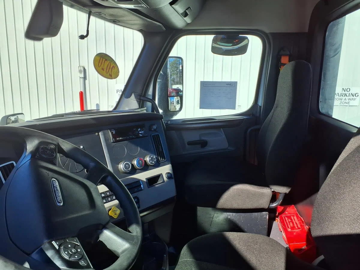 2020 Freightliner Cascadia in Knoxville, TN — photo 7