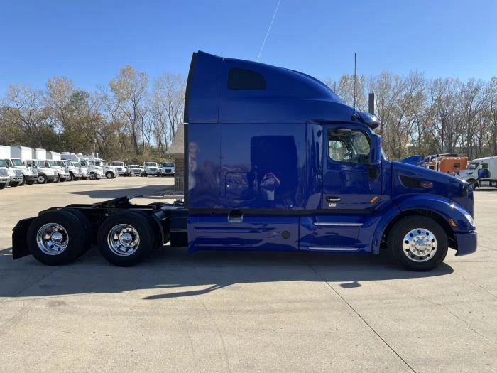 2022 Peterbilt 579 - image 8