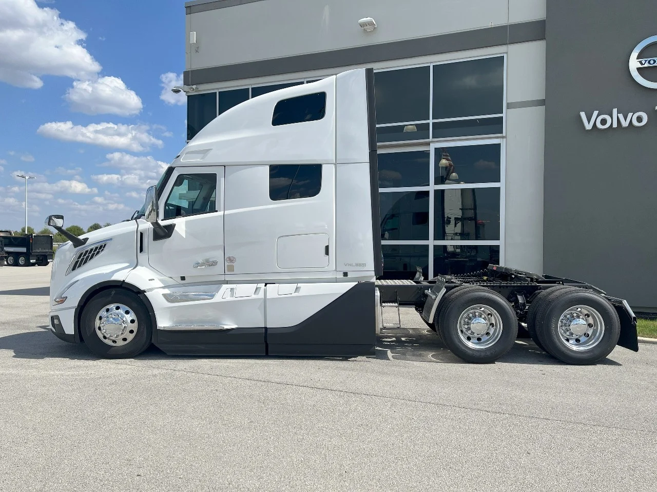 2026 Volvo VNL 660 in Pendleton, IN — photo 8