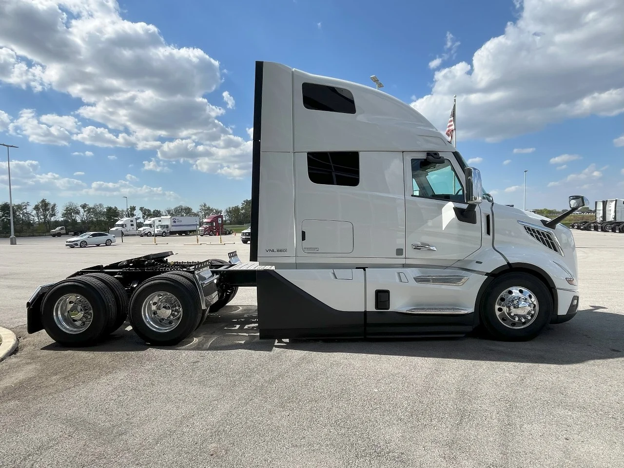 2026 Volvo VNL 660 in Pendleton, IN — photo 4
