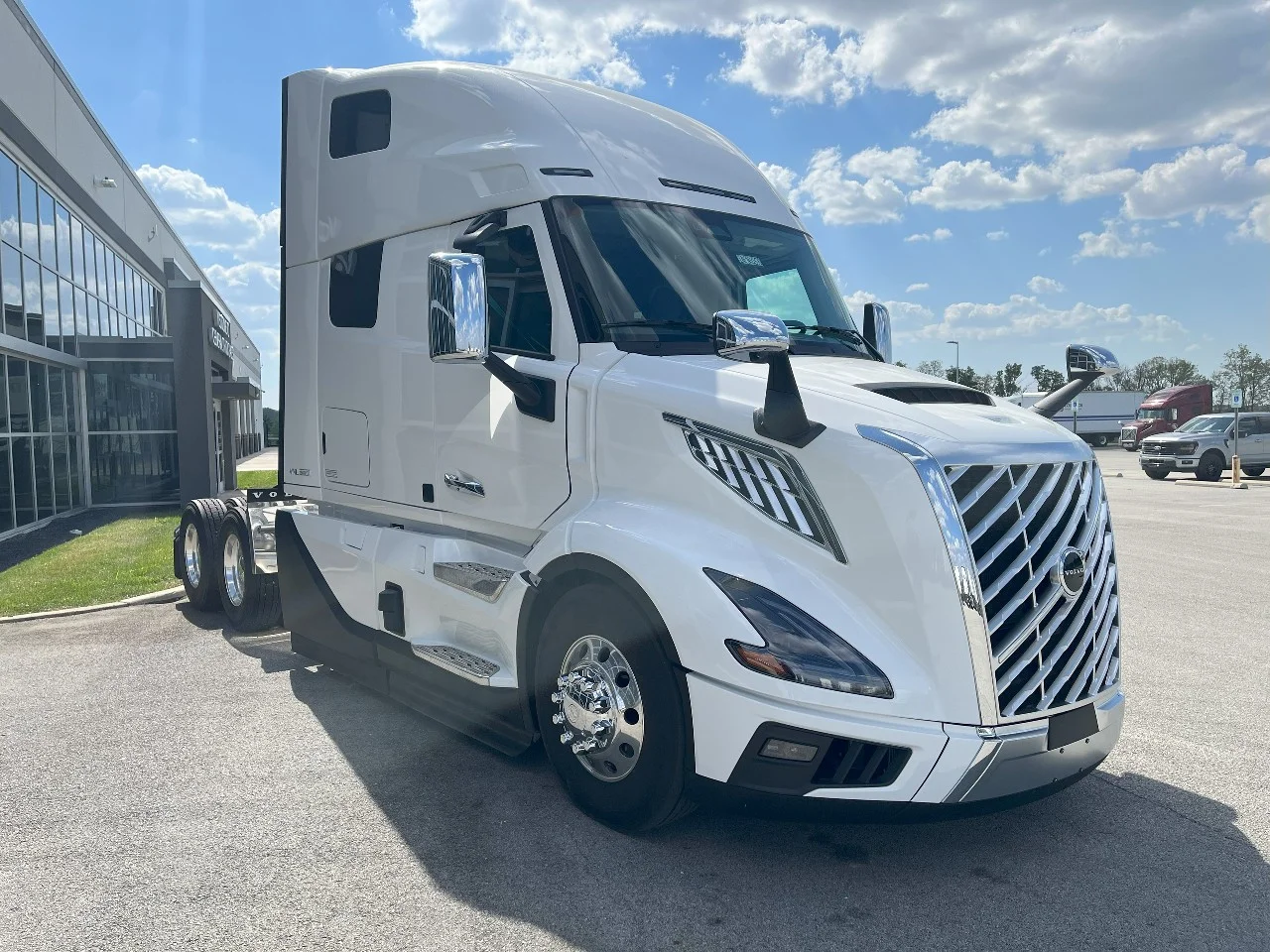 2026 Volvo VNL 660 in Pendleton, IN — photo 3