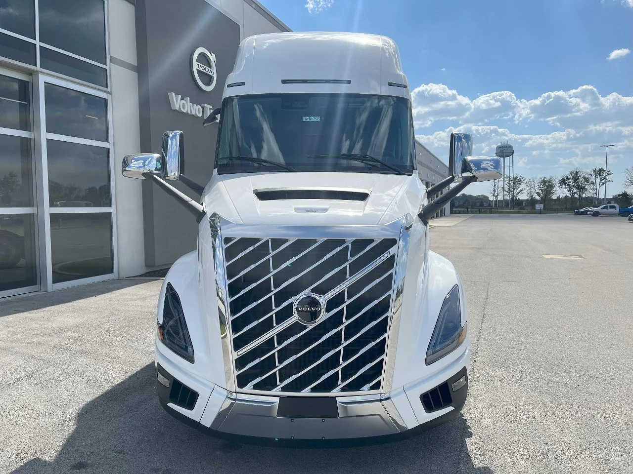 2026 Volvo VNL 660 in Pendleton, IN — photo 2